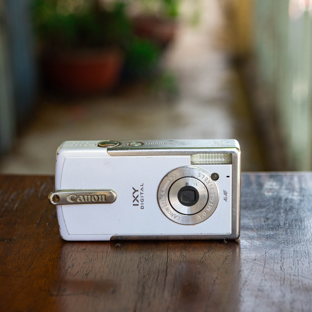 CANON IXY DIGITAL + LENS 6.4 F/2.8 (WHITE)