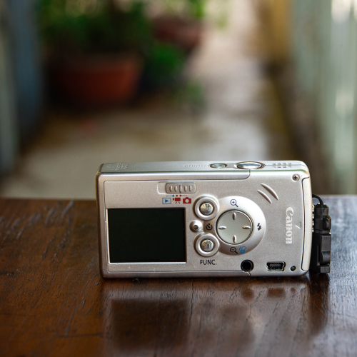 CANON IXY DIGITAL + LENS 6.4 F/2.8 (SILVER)