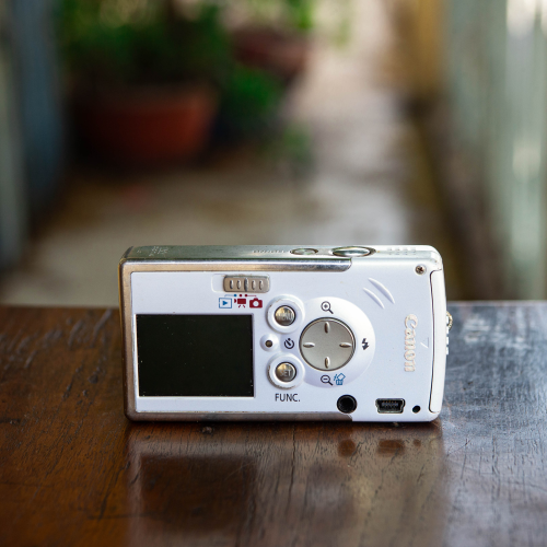 CANON IXY DIGITAL + LENS 6.4 F/2.8 (WHITE)